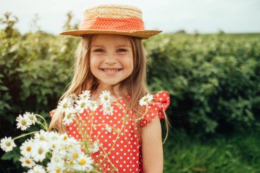 Kırmızı Benekli Elbise Giymiş Güzel Küçük Kız, Şehrin Dışında Eğleniyor, Çocukluk Konsepti