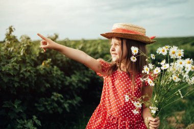 Kırmızı Benekli Elbise Giymiş Güzel Küçük Kız, Şehrin Dışında Eğleniyor, Çocukluk Konsepti