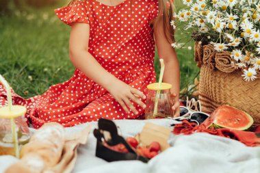 Kırmızı Benekli Elbise Giymiş Güzel Genç Kız, Çocukluk Konseptinde Piknikte Eğleniyor