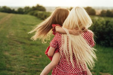 Genç Anne, Kırmızı Polka Dot Elbisesi Giymiş Küçük Kızıyla Şehrin Dışında Eğleniyor, Annelik ve Çocukluk Konsepti