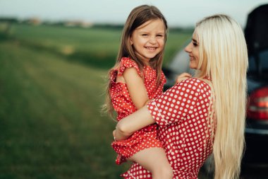 Genç Anne, Kırmızı Polka Dot Elbisesi Giymiş Küçük Kızıyla Şehrin Dışında Eğleniyor, Annelik ve Çocukluk Konsepti