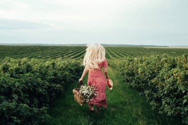 Kırmızı Benekli Elbise Giymiş Güzel Genç Kadın, Şehrin Dışında Eğleniyor, Yaz Konsepti