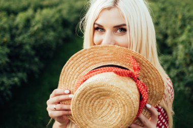 Kırmızı Benekli Elbise Giymiş Güzel Genç Kadın, Şehrin Dışında Eğleniyor, Yaz Konsepti