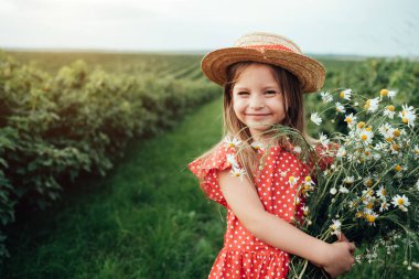 Kırmızı Benekli Elbise Giymiş Güzel Küçük Kız, Şehrin Dışında Eğleniyor, Çocukluk Konsepti