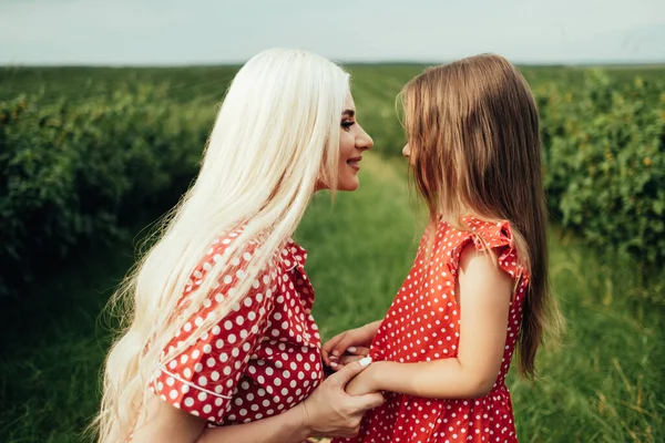 Giovane Mamma Con Sua Piccola Figlia Vestita Allo Stesso Modo — Foto Stock