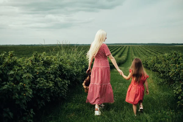 Giovane Mamma Con Sua Piccola Figlia Vestita Allo Stesso Modo — Foto Stock