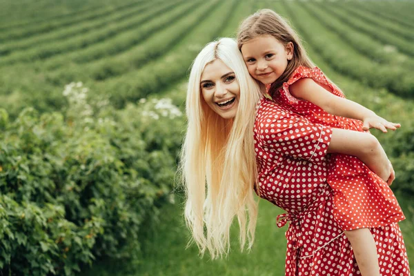 Giovane Mamma Con Sua Piccola Figlia Vestita Allo Stesso Modo — Foto Stock