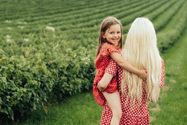 Giovane Mamma Con Sua Piccola Figlia Vestita Allo Stesso Modo — Foto Stock