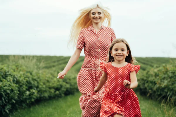 Giovane Mamma Con Sua Piccola Figlia Vestita Allo Stesso Modo — Foto Stock