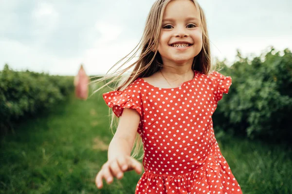 Junge Mutter Mit Ihrer Kleinen Tochter Roten Polka Dot Kleid — Stockfoto