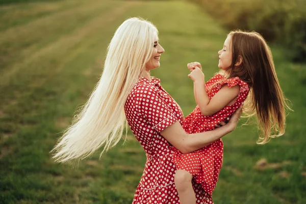 Giovane Mamma Con Sua Piccola Figlia Vestita Allo Stesso Modo — Foto Stock
