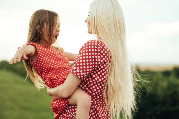 Giovane Mamma Con Sua Piccola Figlia Vestita Allo Stesso Modo — Foto Stock