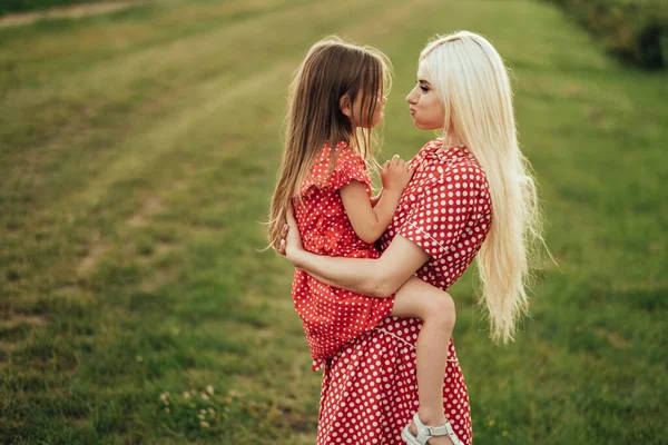 Giovane Mamma Con Sua Piccola Figlia Vestita Allo Stesso Modo — Foto Stock