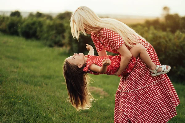 Giovane Mamma Con Sua Piccola Figlia Vestita Allo Stesso Modo — Foto Stock