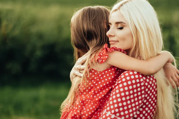 Молода Мама Своєю Маленькою Донькою Одягненою Само Сукні Red Polka — стокове фото