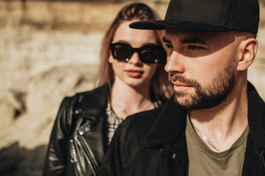 Siyah Deri ve Kot Ceket Giymiş Mutlu Genç Çift Şehir dışında Eğleniyor