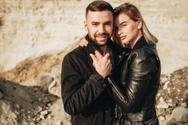 Siyah Deri ve Kot Ceket Giymiş Mutlu Genç Çift Şehir dışında Eğleniyor