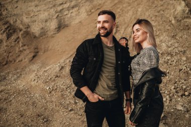 Siyah Deri ve Kot Ceket Giymiş Mutlu Genç Çift Şehir dışında Eğleniyor