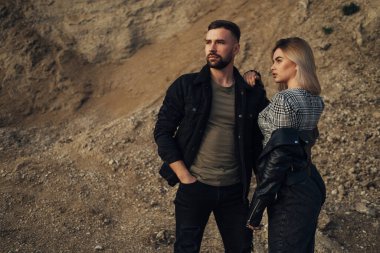 Siyah Deri ve Kot Ceket Giymiş Mutlu Genç Çift Şehir dışında Eğleniyor