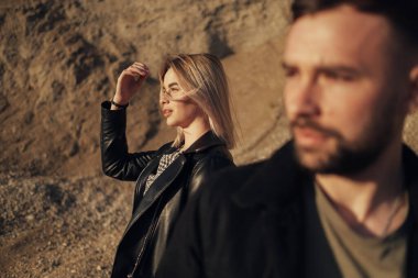 Siyah Deri ve Kot Ceket Giymiş Mutlu Genç Çift Şehir dışında Eğleniyor