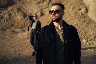 Siyah Deri ve Kot Ceket Giymiş Mutlu Genç Çift Şehir dışında Eğleniyor