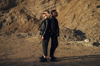 Siyah Deri ve Kot Ceket Giymiş Mutlu Genç Çift Şehir dışında Eğleniyor