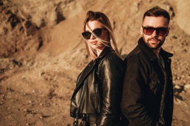 Siyah Deri ve Kot Ceket Giymiş Mutlu Genç Çift Şehir dışında Eğleniyor