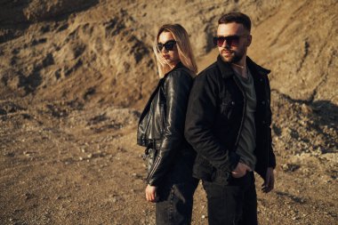 Siyah Deri ve Kot Ceket Giymiş Mutlu Genç Çift Şehir dışında Eğleniyor