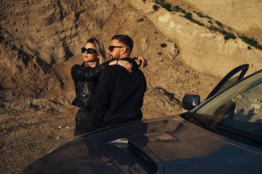 Siyah Deri ve Kot Ceket Giymiş Mutlu Genç Gezgin Çifti Şehir dışında Gezintide Eğleniyor