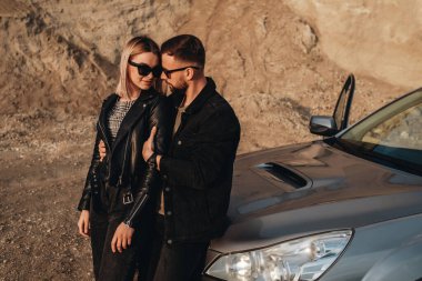 Siyah Deri ve Kot Ceket Giymiş Mutlu Genç Gezgin Çifti Şehir dışında Gezintide Eğleniyor