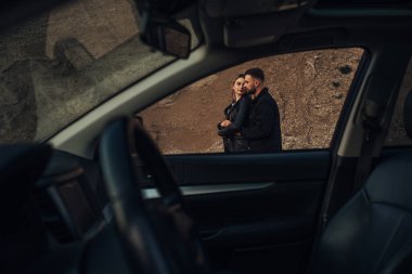 Siyah Deri ve Kot Ceket Giymiş Mutlu Genç Gezgin Çifti Şehir dışında Gezintide Eğleniyor