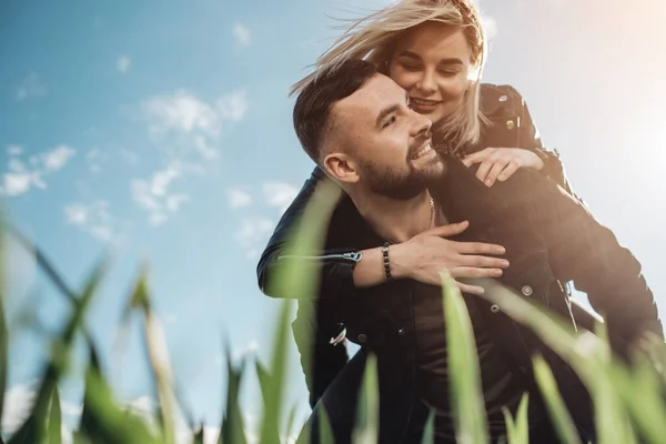 Casal Jovem Feliz Vestido Igual Couro Preto Jaqueta Jeans Divertindo — Fotografia de Stock