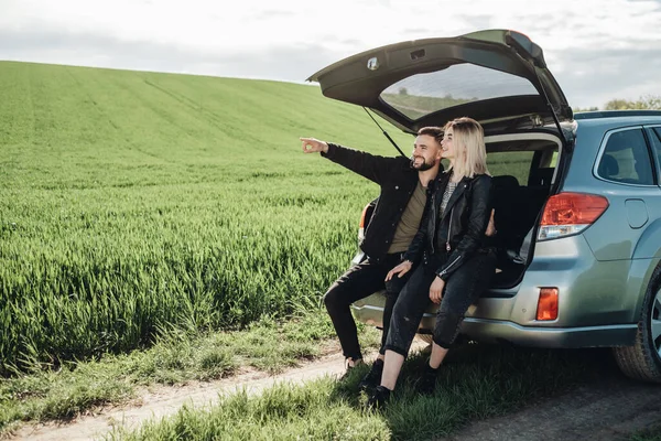 Glad Ung Resenär Par Klädd Svart Läder Och Jeans Jacka — Stockfoto