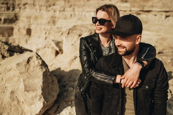 Siyah Deri ve Kot Ceket Giymiş Mutlu Genç Çift Şehir dışında Eğleniyor