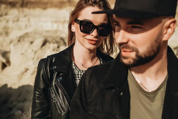ハッピーカップルは黒革とジーンズジャケットのように服を着て楽しい時間を過ごす外の都市 — ストック写真