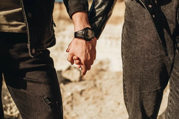 Feliz Joven Pareja Vestida Igual Cuero Negro Jeans Chaqueta Divertirse —  Fotos de Stock