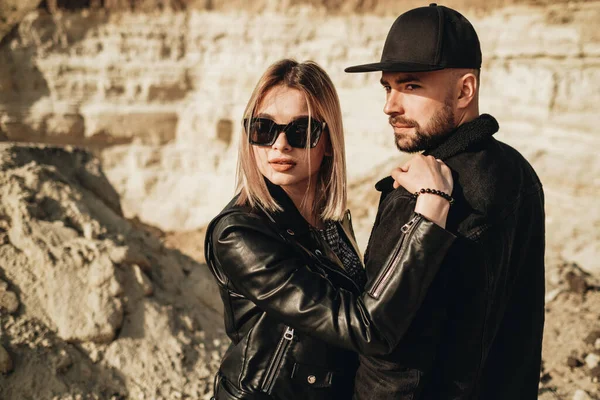 Siyah Deri ve Kot Ceket Giymiş Mutlu Genç Çift Şehir dışında Eğleniyor