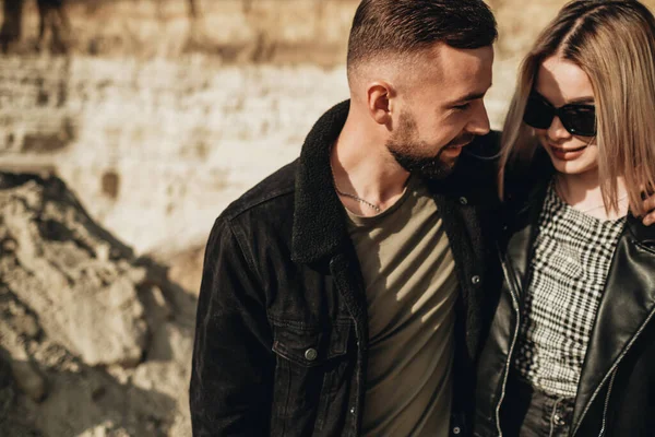 Jovem Feliz Casal Vestido Igual Couro Preto Jaqueta Jeans Divertindo — Fotografia de Stock