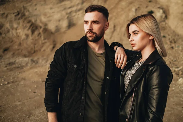 Jovem Feliz Casal Vestido Igual Couro Preto Jaqueta Jeans Divertindo — Fotografia de Stock