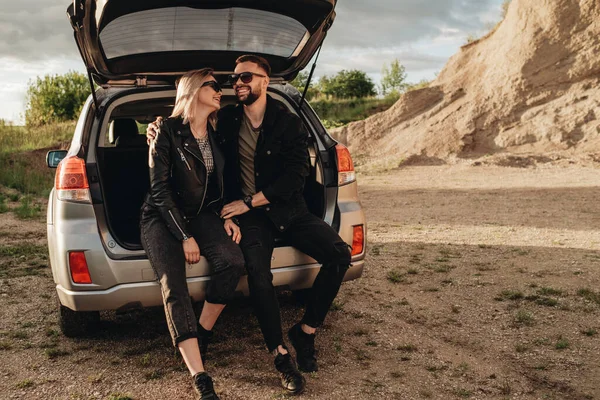 Jovem Viajante Feliz Casal Vestido Igual Couro Preto Jaqueta Jeans — Fotografia de Stock