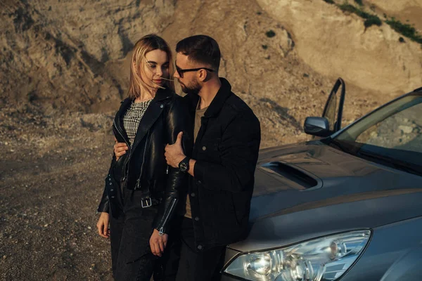 Siyah Deri ve Kot Ceket Giymiş Mutlu Genç Gezgin Çifti Şehir dışında Gezintide Eğleniyor