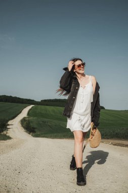 Beyaz Elbiseli Genç Tarz Kızı ve Denim Ceketi Yeşil Buğday Tarlasında Zaman Geçiriyor