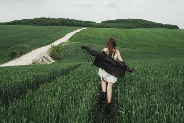 Tânăra Fată Elegantă Rochie Albă Jachetă Denim Petrece Timp Câmp — Fotografie, imagine de stoc