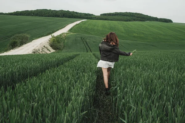 Tânăra Fată Elegantă Rochie Albă Jachetă Denim Petrece Timp Câmp — Fotografie, imagine de stoc