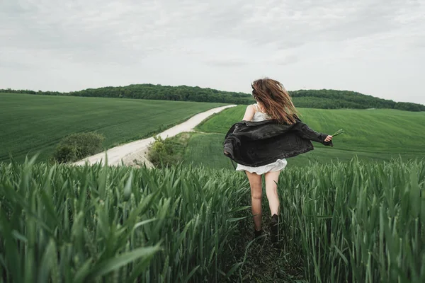 Tânăra Fată Elegantă Rochie Albă Jachetă Denim Petrece Timp Câmp — Fotografie, imagine de stoc