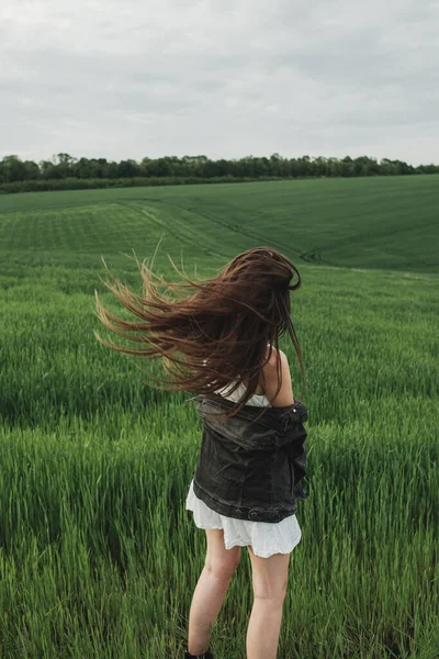 Fiatal Stílusos Lány Fehér Ruhában Denim Jacket Tölti Idő Zöld — Stock Fotó