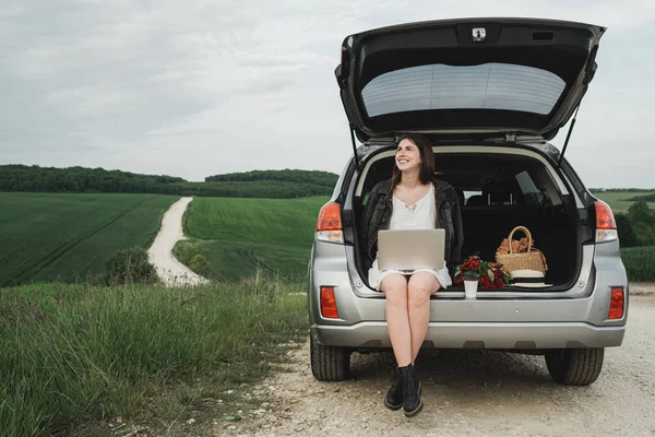 Jovem Elegante Mulher Senta Tronco Seu Carro Suv Trabalhando Laptop — Fotografia de Stock