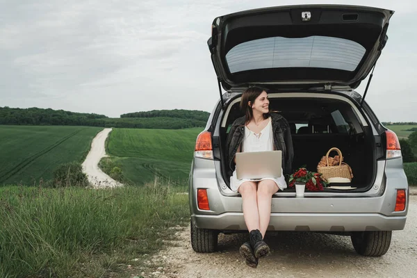 Joven Mujer Con Estilo Sienta Maletero Coche Suv Trabajar Ordenador — Foto de Stock