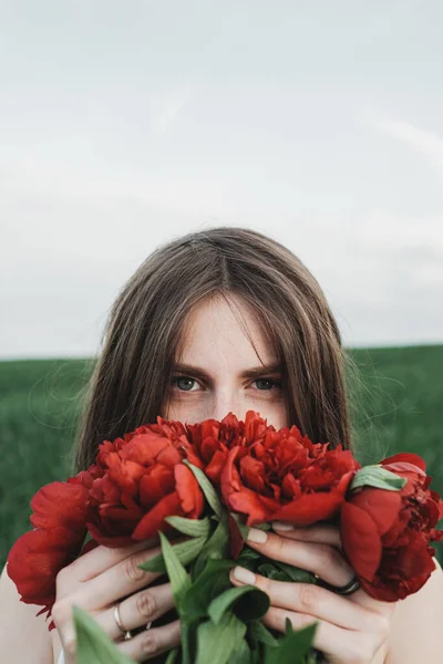 Közelkép Portré Fiatal Gyönyörű Lány Fehér Ruhában Tartja Csokor Vörös — Stock Fotó