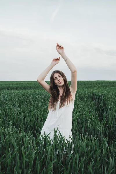 Joven Chica Con Estilo Vestido Blanco Pasa Tiempo Campo Trigo — Foto de Stock